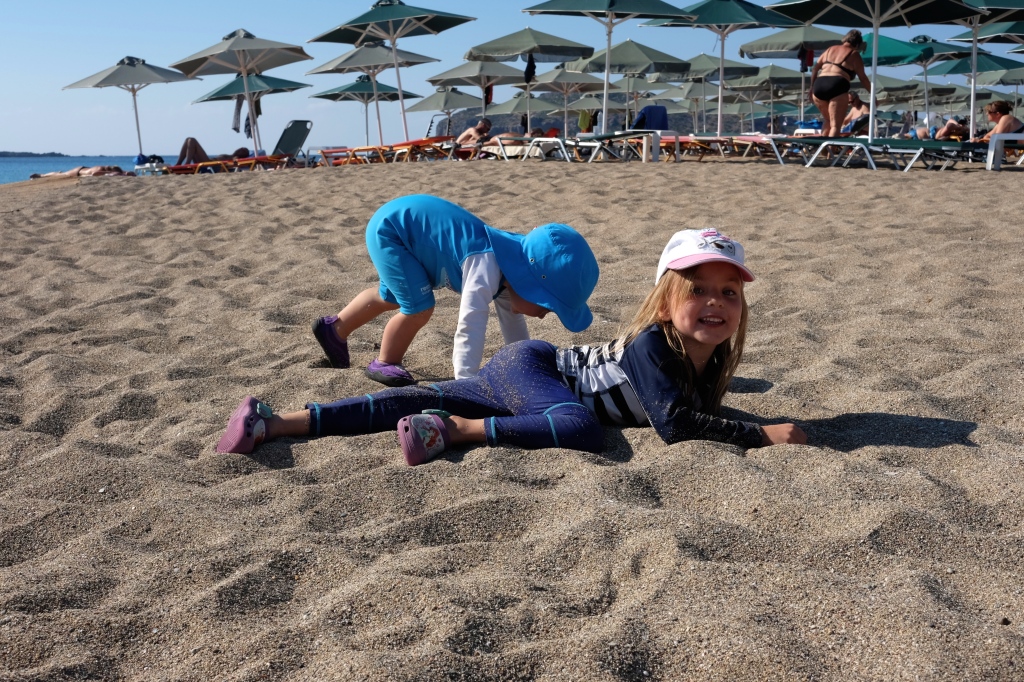 Lapset nauttivat Falasarnan hiekasta